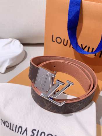 Louis Vuitton belt in light pink leather with silver buckle width 3cm