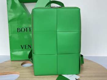 Bottega Veneta Arco Intreccio leather backpack in green 36x24x12cm