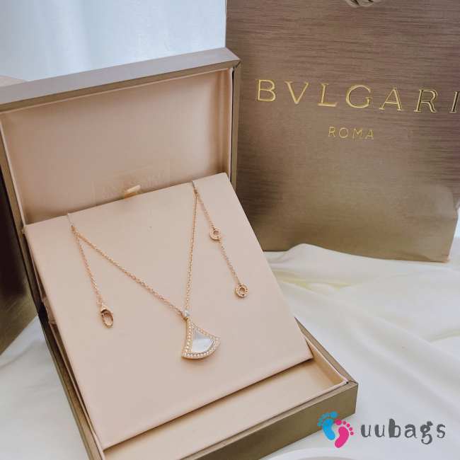 Bvlgari Divas' Dream pendant necklace in 18 kt rose gold  - 1