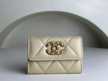 Chanel 19 Card Wallet Shiny Lambskin Gold-Tone In Beige 7.5x11.3x2.1cm