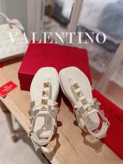 Valentino Garavani Roman Stud flatform sandals in white - 4