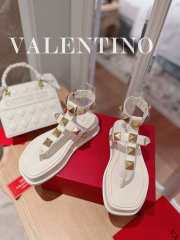 Valentino Garavani Roman Stud flatform sandals in white - 6