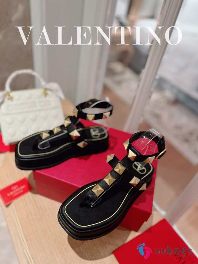 Valentino Garavani Roman Stud flatform sandals in black - 1