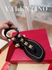 Valentino Garavani Roman Stud flatform sandals in black - 3