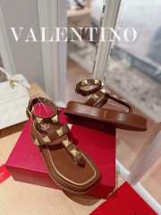 Valentino Garavani Roman Stud flatform sandals in brown - 2