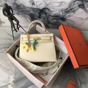 Hermes Kelly Craie & Biscuit Epsom Bag In White 28cm - 1