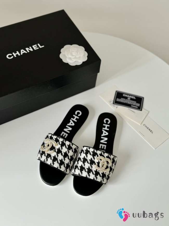 Chanel checkered flat sandals in black - 1