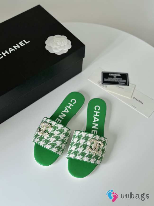 Chanel checkered flat sandals in green - 1