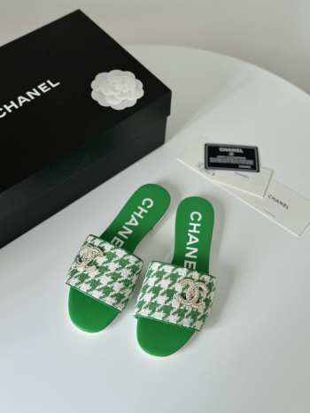 Chanel checkered flat sandals in green