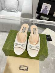 Gucci Horse Buckle 85mm Pumps In White - 1