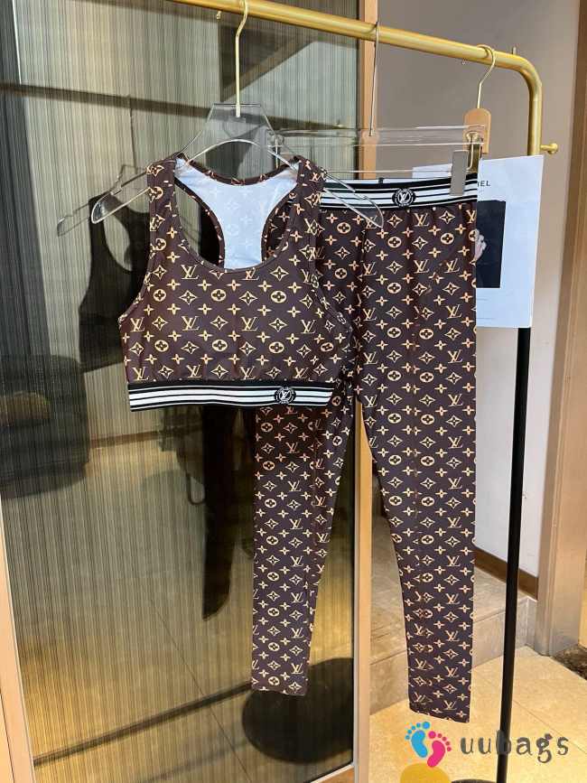 Louis Vuitton sports suit for yoga and fitness in brown - 1