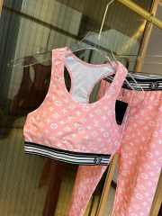 Louis Vuitton sports suit for yoga and fitness in pink - 5