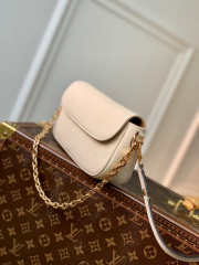 Louis Vuitton M82210 Ivy bag in white 23.5x12x4.3cm - 4