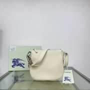 Burberry small Knight bag in white 24x8x23cm - 1