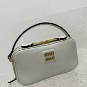 Uubags | Miu Miu leather shoulder bag in white 9.5x18x6.5cm - 4