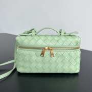 Uubags | Bottega Veneta Intrecciato leather vanity case in fresh mint with detachable strap 12.5x23x4cm - 1