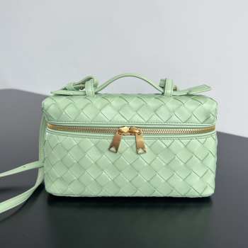 Uubags | Bottega Veneta Intrecciato leather vanity case in fresh mint with detachable strap 12.5x23x4cm