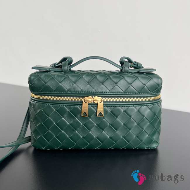 Uubags | Bottega Veneta Intrecciato leather vanity case in green with detachable strap 12.5x23x4cm - 1