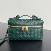 Uubags | Bottega Veneta Intrecciato leather vanity case in green with detachable strap 12.5x23x4cm - 1