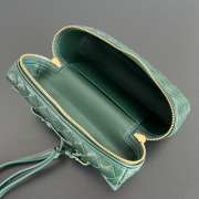 Uubags | Bottega Veneta Intrecciato leather vanity case in green with detachable strap 12.5x23x4cm - 5