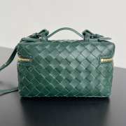 Uubags | Bottega Veneta Intrecciato leather vanity case in green with detachable strap 12.5x23x4cm - 4