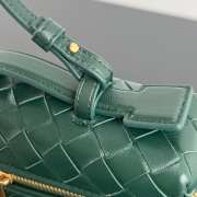 Uubags | Bottega Veneta Intrecciato leather vanity case in green with detachable strap 12.5x23x4cm - 3