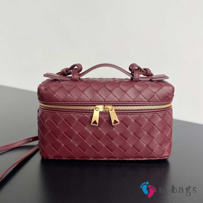 Uubags | Bottega Veneta Intrecciato leather vanity case in cherry with detachable strap 12.5x23x4cm - 1