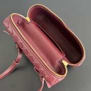 Uubags | Bottega Veneta Intrecciato leather vanity case in cherry with detachable strap 12.5x23x4cm - 4