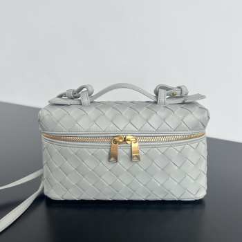 Uubags | Bottega Veneta Intrecciato leather vanity case in agate grey with detachable strap 12.5x23x4cm