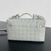 Uubags | Bottega Veneta Intrecciato leather vanity case in agate grey with detachable strap 12.5x23x4cm - 5