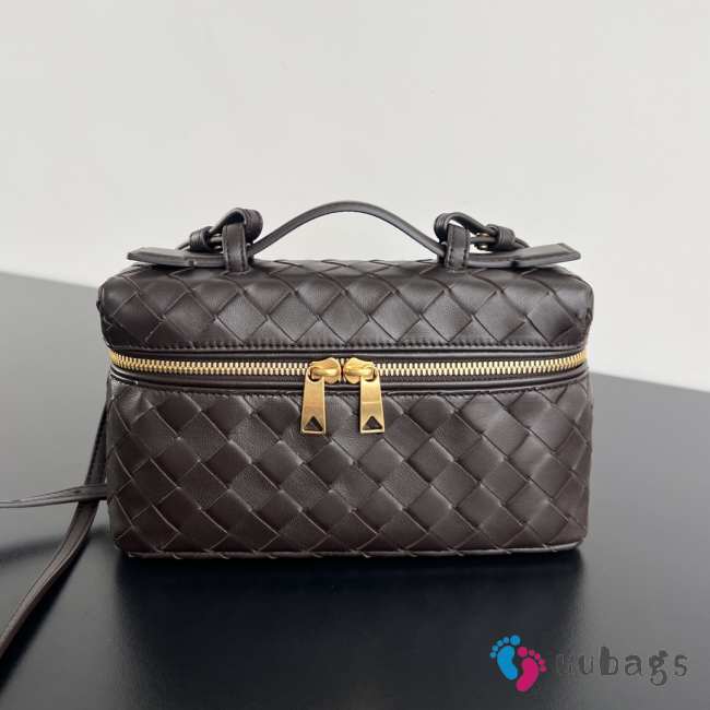 Uubags | Bottega Veneta Intrecciato leather vanity case in fondant with detachable strap 12.5x23x4cm - 1