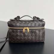 Uubags | Bottega Veneta Intrecciato leather vanity case in fondant with detachable strap 12.5x23x4cm - 1