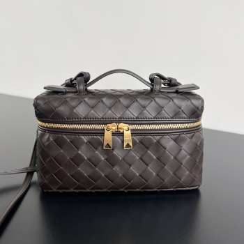 Uubags | Bottega Veneta Intrecciato leather vanity case in fondant with detachable strap 12.5x23x4cm