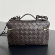 Uubags | Bottega Veneta Intrecciato leather vanity case in fondant with detachable strap 12.5x23x4cm - 3