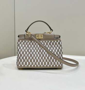 Uubags | Fendi Peekaboo shoulder bag in beige 24x10.5x18.5cm