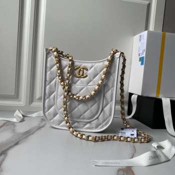 Uubags | Chanel Hobo Bag Calfskin and Gold-Tone Metal White 20x24x6cm