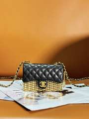 Chanel small woven metal flap bag lambskin & gold metal black & gold 12.5x8.5x4cm - 1