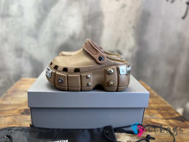 Uubags | Balenciaga HardCrocs mule in brown rubber 11cm - 1