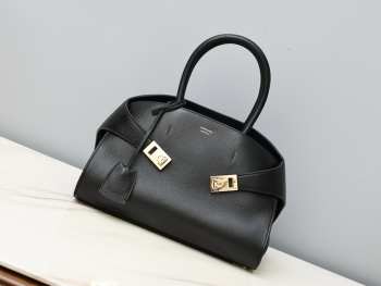 Uubags | Ferragamo Hug bag 01 in black 31.5x19x22cm