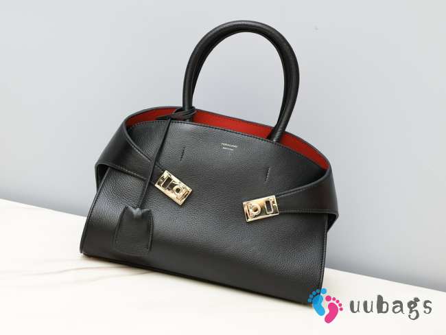 Uubags | Ferragamo Hug bag 02 in black 31.5x19x22cm - 1