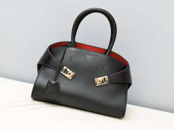 Uubags | Ferragamo Hug bag 02 in black 31.5x19x22cm