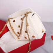 Uubags | Valentino Garavani Roman Stud Chain Linked Knit Tote Bag White 25x7x15cm - 4