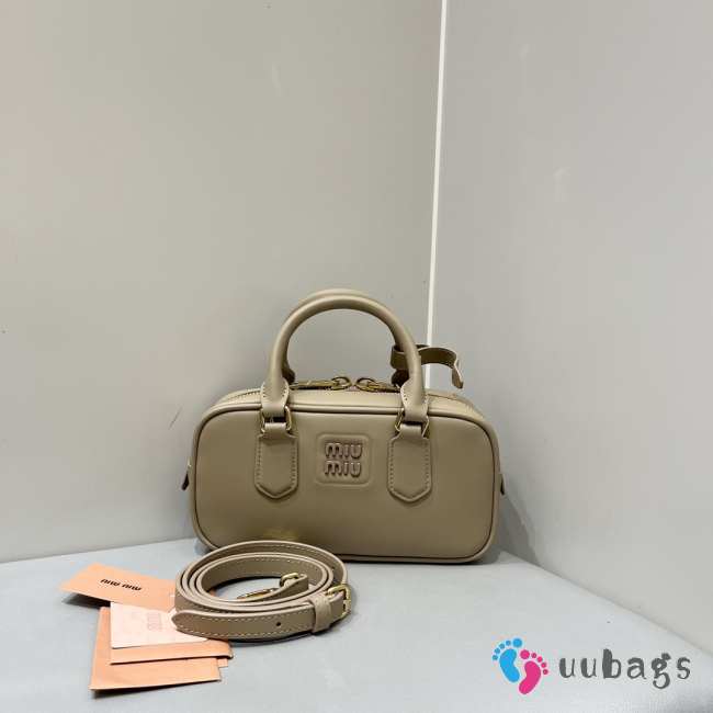 Uubags | Miu Miu Arcadie leather bag in beige 10.5x22x7.5cm - 1