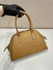 Uubags | Prada medium Saffiano leather bag in caramel 21.5x32x10.5cm - 4