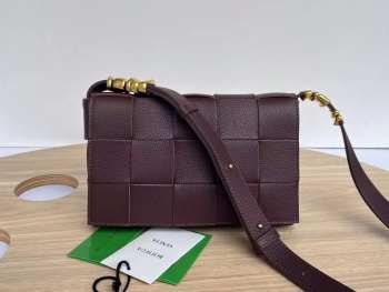 Uubags | Bottega Veneta Cassette Intreccio Crossbody Bag In Rasin 23x15x5cm