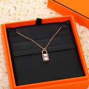 Uubags | Hermes Kelly Cadenas Pendant in rose gold and blue sapphire gemstones with Kelly snap closure - 2