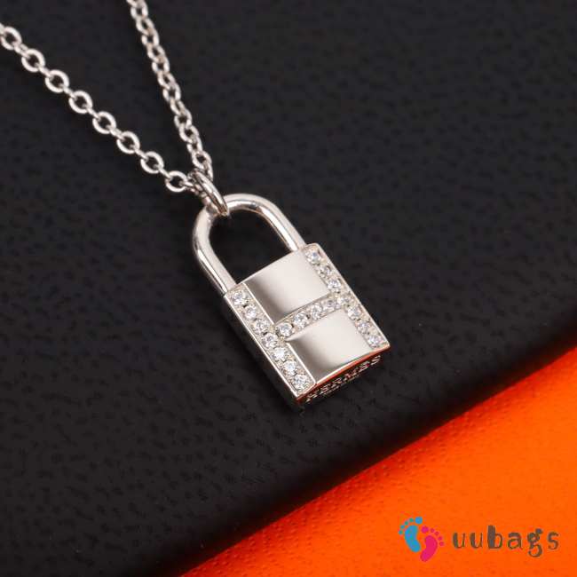 Uubags | Hermes Kelly Cadenas Pendant in sapphire gemstones with Kelly snap closure - 1