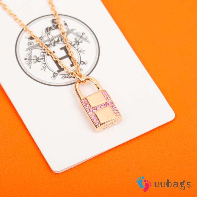 Uubags | Hermes Kelly Cadenas Pendant in rose gold and pink sapphire gemstones with Kelly snap closure - 1