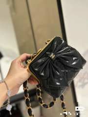 Uubags | Chanel Clutch With trap Shiny Crinkle Effect Lambskin, Shiny Lambskin & Gold Metallic Black - 1