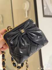 Uubags | Chanel Clutch With trap Shiny Crinkle Effect Lambskin, Shiny Lambskin & Gold Metallic Black - 4